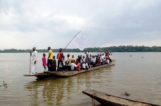 Manifestação aquática contra a contaminação do Rio Aruwimi