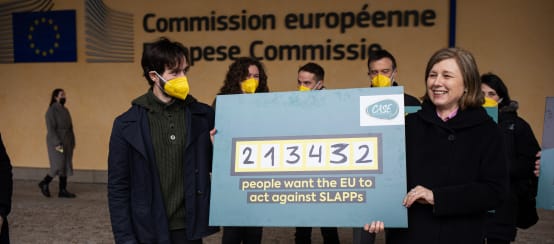 Comissária Europeia Věra Jourová (à direita) recebe a petição