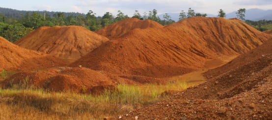 Mina de níquel na área protegida Morowali em Sulawesi