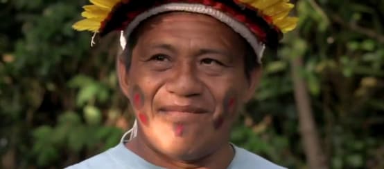 Retrato do líder indígena Sarapo Ka'apor com cocar