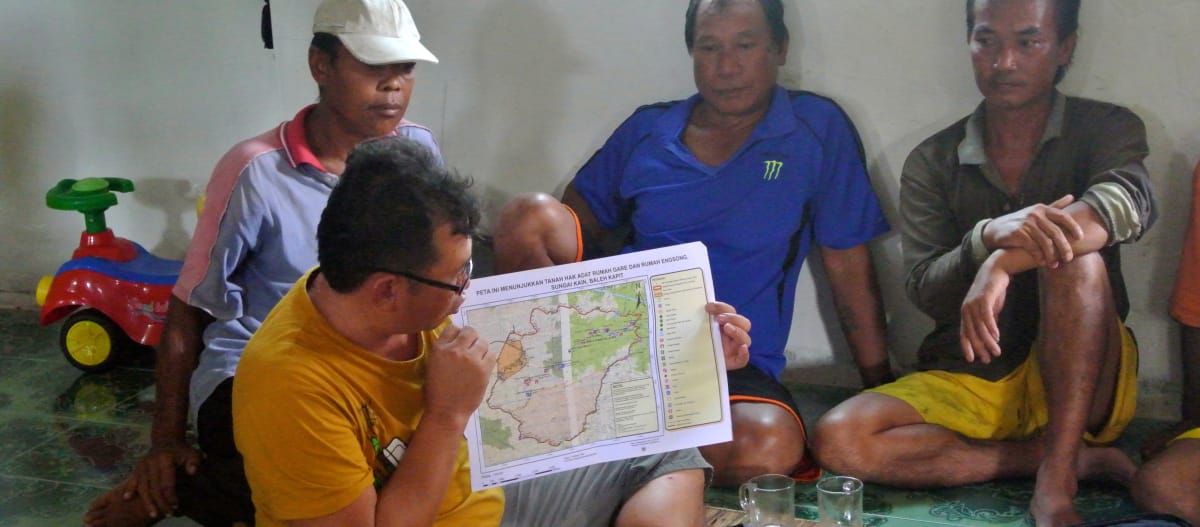 Matek mostrando um mapa do desmatamento ilegal