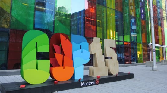 Logotipo da COP-15 na frente do Centro de Convenções em Montreal