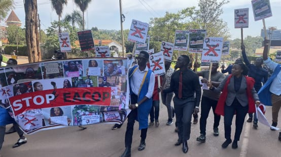Estudantes fazem manifestação na Uganda contra o oleoduto EACOP