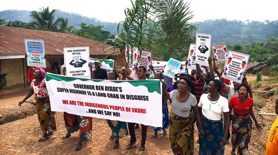Pessoas do povo Ekuri manifestam-se contra a construção de uma rodovia na floresta
