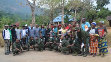 Moradores das aldeias, ambientalistas e ecoguardas discutindo sobre os perigos da área de proteção Afi Mountain, Nigéria