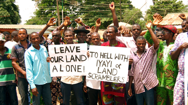 Protesto contra a agroindústria de monocultura “Okomu Oil Palm Oil”, na Nigéria