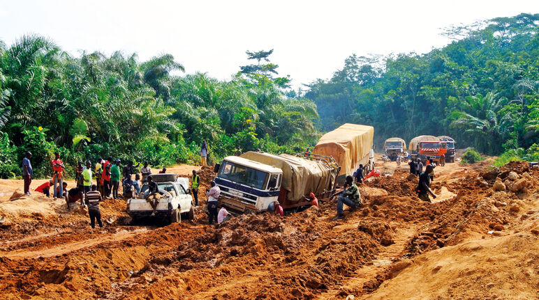 Caminhões atolados na lama, Libéria