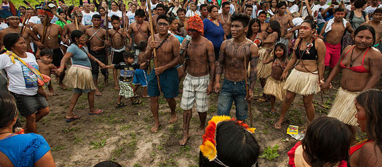 Grupo de indígenas dos Munduruku manifestam contra a barragem no Tapajós
