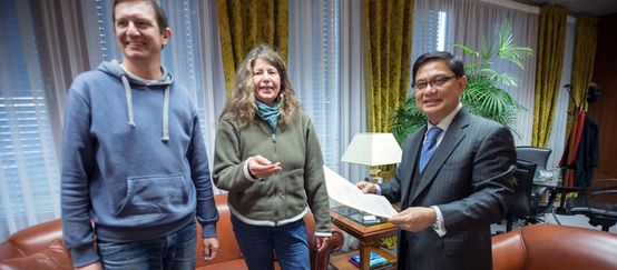 Embaixador malaio com dois membros do grupo regional de Salve a Selva em Berlim