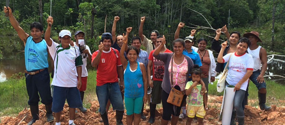 Um grupo de peruanos na floresta tropical está se regozijando