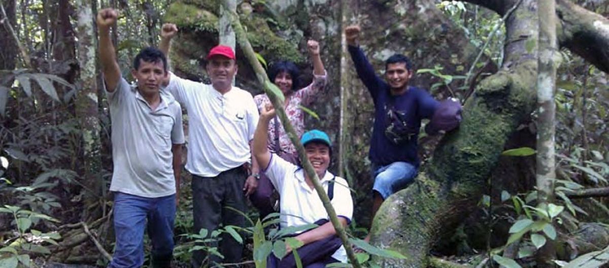 Ativistas do Frente Patriótico na floresta do Peru