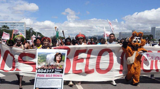 Indígenas numa manifestação contra a UHE de Belo Monte