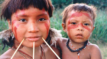 Mulher do povo Yanomami com criança