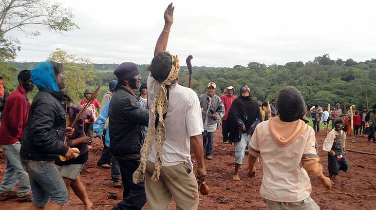 Os indígenas da tribu Avá guaraní estão dançando nas ruínas das suas terras destruídas.