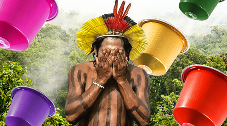 Uma pessoa indígena cobre o rosto com as mãos, ao redor dela cápsulas de café