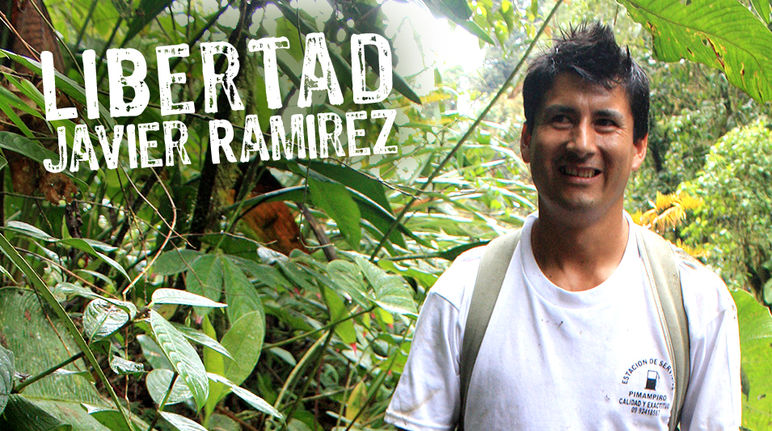 Javier Ramírez em frente de plantas tropicais