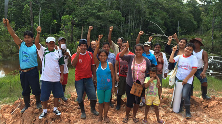 Um grupo de peruanos na floresta tropical está se regozijando