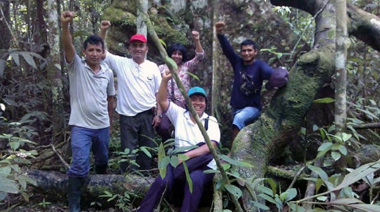 Ativistas do Frente Patriótico na floresta do Peru