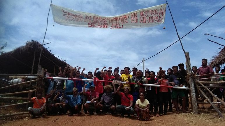 Indígenas bloqueando uma estrada no Oeste da Malásia
