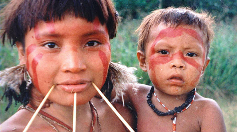 Mulher do povo Yanomami com criança